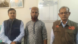 বরগুনার রিফাত শরীফ হত্যা মামলার তিন নম্বর আসামি মোহাইমিনুল ইসলাম সিফাতের বাবা দেলোয়ার হোসেনকে (মাঝে) গ্রেপ্তার করে পুলিশ। ছবি: দ্য বিজনেস স্ট্যান্ডার্ড