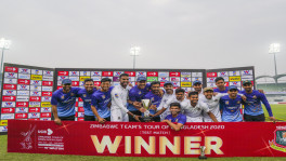 একমাত্র টেস্টে জিম্বাবুয়েকে ইনিংস ও ১০৬ রানে হারানোর পর ট্রফি নিয়ে বাংলাদেশের উল্লাস। ছবি: ইউএনবি