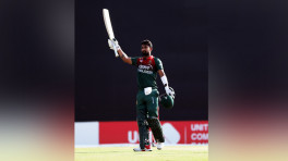 সেঞ্চুরির পর ব্যাট ও হেলমেট হাতে লিটন দাস। ছবি: দ্য বিজনেস স্ট্যান্ডার্ড 