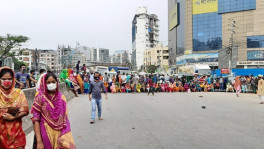 রাজধানীর উত্তরায় এয়ারপোর্ট রোড অবরোধ করে শ্রমিকদের বিক্ষোভ। ছবি: দ্য বিজনেস স্ট্যান্ডার্ড