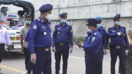 হাইওয়ে পুলিশের অতিরিক্ত মহা-পরিদর্শক মল্লিক ফখরুল ইসলাম ঢাকা-চট্টগ্রাম মহাসড়কের বিভিন্ন পয়েন্ট ঘুরে দেখেন। ছবি: দ্য বিজনেস স্ট্যান্ডার্ড