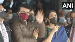 বৃহস্পতিবার বাড়ি ফেরার আগে হাসপাতালের সামনে ভক্তদের উদ্দেশে হাত নাড়ছেন সৌরভ