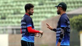 অনুশীলনে ওয়ানডে অধিনায়ক তামিম ইকবালের সঙ্গে সাকিব আল হাসান। ছবি: বিসিবি