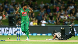 ক্রিকেটারদের ওপর থেকে চাপ কমাতে বলছেন মাশরাফি