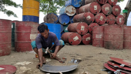 ড্রাম মেরামত কাজ করছেন এক শ্রমিক; ছবি- আজিজুল সঞ্চয় 