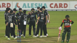 এক পাশ আগলে রেখেও কিছুই করতে পারেননি মুশফিকুর রহিম। অন্য প্রান্তে বেজে গেছে ভাঙনের সুর, ম্যাচ হেরেছে বাংলাদেশ। ছবি: সালাহউদ্দিন আহমেদ, টিবিএস