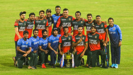 নিউজিল্যান্ডের বিপক্ষে সিরিজের শেষ ম্যাচের পর বাংলাদেশ দল। ছবি: সালাহউদ্দিন আহমেদ, টিবিএস