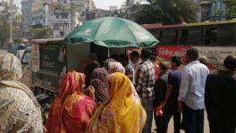 মেরুল বাড্ডায় স্বল্প দামে খাদ্য কিনতে মানুষের ভিড়, ১২ মার্চ ২০২৪। ছবি: টিবিএস