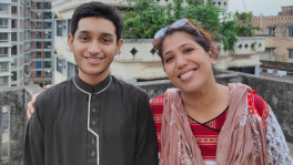 মায়ের সাথে ফারহান ফাইয়াজ। ছবি: ফেসবুক থেকে সংগৃহীত 