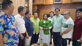 সেলিনা হায়াৎ আইভীকে স্বাগত জানান তার সমর্থকরা। ছবি: টিবিএস