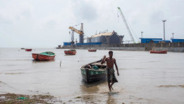 সীতাকুণ্ডের জাহাজভাঙা ইয়ার্ডসংলগ্ন উপকূলে এক জেলের নোঙর। ছবি: মনোয়ার মারুফ নাফিস