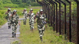 বাংলাদেশ-ভারত সীমান্তে টহল দিচ্ছেন বিএসএফ সদস্যরা। ছবি: রয়টার্স 