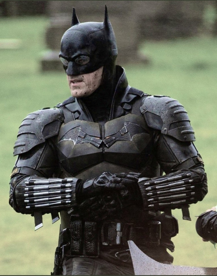 Robert Pattinson's Batsuit revealed in leaked set photos