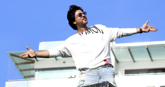 11 Times Shah Rukh Khan Taught His Signature Pose To Celebs: From Ed  Sheeran To MS Dhoni