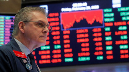 PHOTO DE FICHIER: Un travailleur est vu sur le parquet de la Bourse de New York (NYSE) à New York, États-Unis, le 28 février 2020. REUTERS / Brendan McDermid