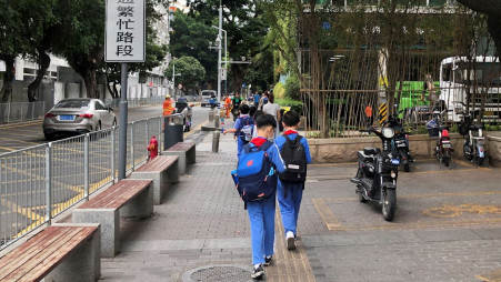 Children leave a school in the Shekou area of Shenzhen, Guangdong province, China April 20, 2021. REUTERS/David Kirton/File Photo/File Photo