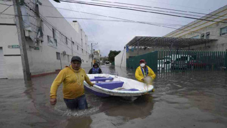 16 die as floods swamp public hospital in central Mexico