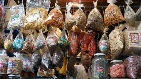 A man sells groceries at a stand at Surco market in Lima, Peru August 31, 2018. Photo :Reuters