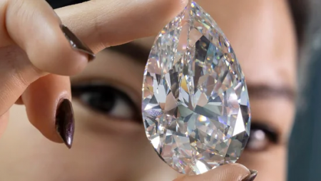 This 19-Carat Pink Diamond Just Sold for $29 Million at Christie's