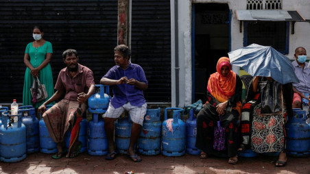 Cash for queues: people paid to stand in line amid India's bank note crisis, India