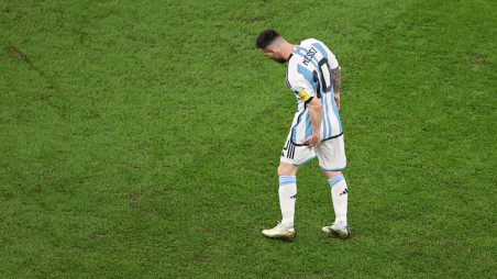 Messi carrying a knock?! Argentina talisman seen holding hamstring in  opening stages of Croatia World Cup semi-final clash