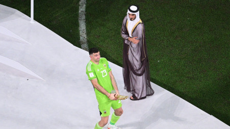 Emiliano Martinez wins World Cup Golden Glove award at Qatar 2022 - Futbol  on FanNation