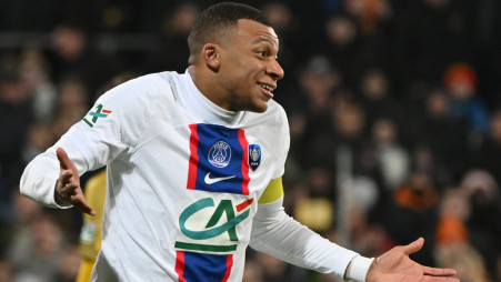 Kylian Mbappe barred from training with PSG as contract row