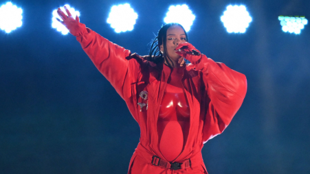 Rihanna lights up Super Bowl stage with 'Diamonds'