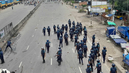 BNP activists get into a clash with police in Jatrabari. Photo: TBS