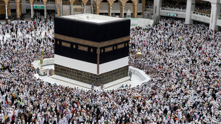 Muslim pilgrims surround the Kaaba as they pray at the Grand Mosque during the annual Haj pilgrimage in Mecca, Saudi Arabia, on July 12, 2022. Photo: Reuters