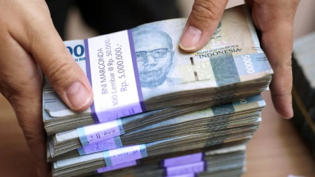 An employee handles Indonesian 50,000 rupiah banknotes at a PT Ayu Masagung currency exchange in Jakarta, Indonesia, on Tuesday, Aug. 18, 2020. Photographer: Dimas Ardian/Bloomberg