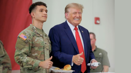 Donald Trump poses for a photograph with a service member at the South Texas International airport in Edinburg, Texas, U.S. November 19, 2023. Trump and Texas Governor Greg Abbott served meals to Texas National Guard and Texas DPS Troopers that are stationed at the U.S.-Mexico border over the Thanksgiving holiday. Photo REUTERS 