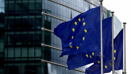 European flags fly outside the European Commission headquarters in Brussels, Belgium, September 20, 2023. Photo: REUTERS/Yves Herman/File Photo