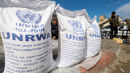 Displaced Palestinians wait for aid from the United Nations Relief and Works Agency (UNRWA), amid the ongoing conflict between Israel and Palestinian Islamist group Hamas, in Rafah, southern Gaza Strip, March 7, 2024. Photo: REUTERS/Mohammed Salem / File photo