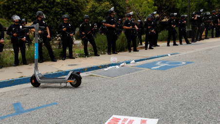 Police officers stand guard, on the day pro-Palestinian activists&#039; set up an encampment, at the University of California, Los Angeles (UCLA), amid the ongoing conflict between Israel and Palestinian Islamist group Hamas, in Los Angeles, California, US, May 23, 2024. Photo: REUTERS/Carlin Stiehl/ File Photo