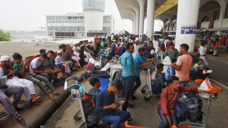 周四 (5 月 31 日)，前往马来西亚的工人涌入达卡哈兹拉特沙阿贾拉勒国际机场，原因是他们未能及时从招聘机构获得机票。资料照片：TBS