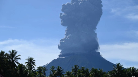 Gunung Ibu meletus di Indonesia bagian timur.  Foto: AFP 