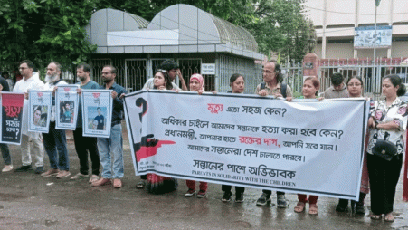 Parents of protesting students form a human chain in front of the National Museum at Shahbag this morning (3 August). Photo: Collected. 