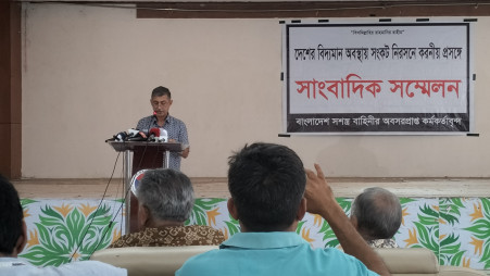 Gen Iqbal Karim Bhuiyan, ex-army chief, reading out the statement at a press conference of the today (4 August) at the Raowa Club.    Photo: Saifuddin Saif