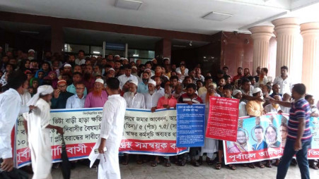 Locals from Purbachal at a human chain under the “Purbachal Affected Residents' Rehabilitation Coordination Committee,” in front of the Rajuk building on September 25. Photo: TBS