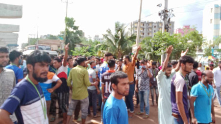 Workers of Mondal Knitwear Limited were blocking the road in front of the factory in Zirabo area of ​​Ashulia on September 28. Photo: TBS