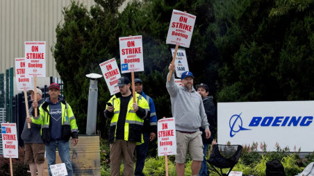 Boeing factory workers picket the first day of a strike near the entrance to the manufacturing facility in Renton, Washington, USA, September 13, 2024. Photo: REUTERS/Matt Mills McKnight/File Photo