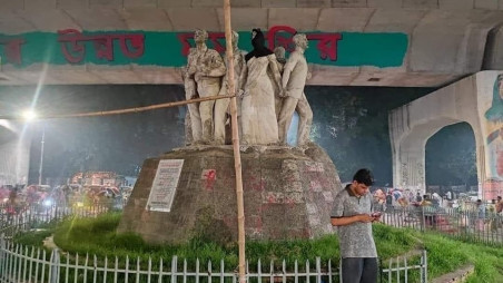 The female statue at Dhaka University's Raju Memorial was seen draped in a black cloth on the night of Sunday, October 20, 2024. Photo: Collected