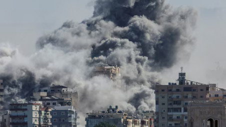 Smoke rises amid ongoing hostilities between Hezbollah and Israeli forces, seen from Tyre, southern Lebanon, October 22, 2024. REUTERS/Aziz Taher 