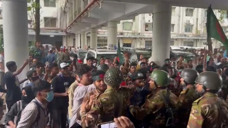 Soldiers try to prevent protesting students from entering the Secretariat on October 23, 2024. Photo: UNB