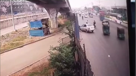 A car hit three students near the airport in Dhaka on October 27. Photo: screenshot