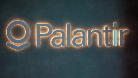 The logo of US software company Palantir Technologies is seen in Davos, Switzerland, May 22, 2022. Picture taken May 22, 2022. Photo: REUTERS/Arnd Wiegmann/File Photo