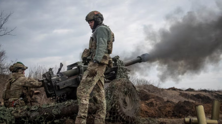 Ukrainian servicemen from a battalion fire an M119 howitzer at a front line, as part of the Russian attack on Ukraine, near the town of Bakhmut, Ukraine March 10, 2023. Photo: REUTERS/Oleksandr Ratushniak