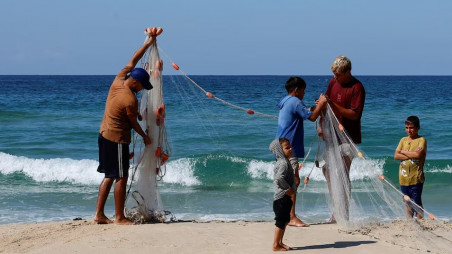 Palestinian fishermen work during the ongoing conflict between Israel and Hamas, along the coast of Khan Younis in the southern Gaza Strip November 1, 2024. Photo: REUTERS/Mohammed Salem