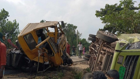 A wrecked covered van and a truck on the side of the Cumilla-Sylhet highway in Cumilla after an accident on November 5. Photo: TBS